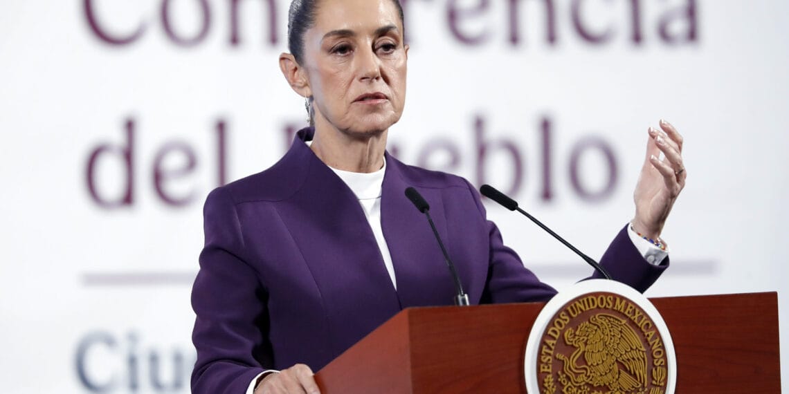 MEX5434. CIUDAD DE MÉXICO (MÉXICO), 04/03/2025.- La presidenta de México, Claudia Sheinbaum, reacciona este martes durante su conferencia mañanera en Palacio Nacional en Ciudad de México (México). Sheinbaum señaló que valorará la búsqueda de otros mercados y la "diversificación geográfica de la economía mexicana" tras la imposición de aranceles del 25 % a productos mexicanos por parte de Estados Unidos. EFE/ Mario Guzmán