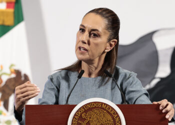 MEX7404. CIUDAD DE MÉXICO (MÉXICO), 24/03/2025.- La presidenta de México, Claudia Sheinbaum, habla durante una rueda de prensa este lunes, en Palacio Nacional, en Ciudad de México (México). El secretario de Seguridad Pública, Omar García Harfuch, afirmó que el rancho en Teuchitlán (Jalisco), en el occidente del país, donde presuntamente desapareció un número indeterminado de personas, era "un centro de adiestramiento" del Cartel Jalisco Nuevo Generación (CJNG), pero rechazó que fuera un campo de exterminio como denunciaron colectivos de ciudadanos buscadores. EFE/ José Méndez