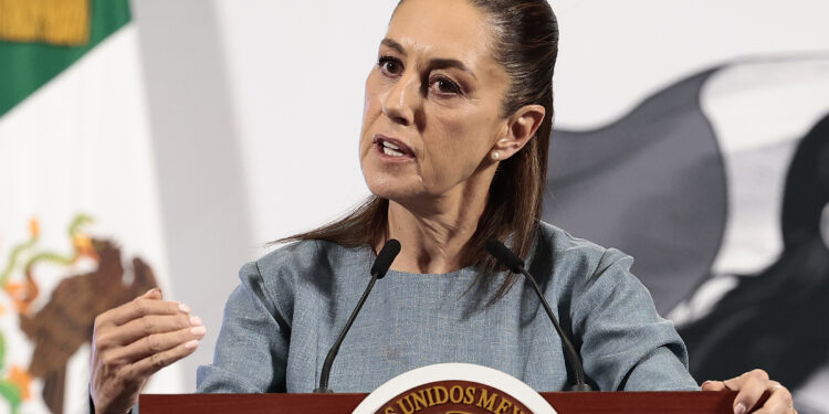 MEX7404. CIUDAD DE MÉXICO (MÉXICO), 24/03/2025.- La presidenta de México, Claudia Sheinbaum, habla durante una rueda de prensa este lunes, en Palacio Nacional, en Ciudad de México (México). El secretario de Seguridad Pública, Omar García Harfuch, afirmó que el rancho en Teuchitlán (Jalisco), en el occidente del país, donde presuntamente desapareció un número indeterminado de personas, era "un centro de adiestramiento" del Cartel Jalisco Nuevo Generación (CJNG), pero rechazó que fuera un campo de exterminio como denunciaron colectivos de ciudadanos buscadores. EFE/ José Méndez