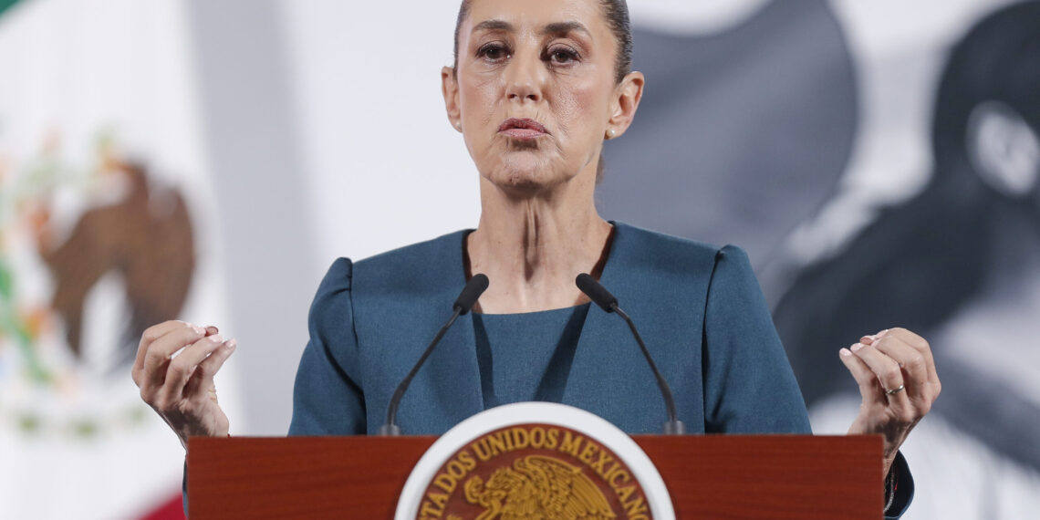 MEX7017. CIUDAD DE MÉXICO (MÉXICO), 20/03/2025.- La presidenta de México, Claudia Sheinbaum, participa este jueves en una rueda de prensa matutina en Palacio Nacional de la Ciudad de México (México). Sheinbaum aseguró que la distribución fronteriza del agua pactada hace décadas entre México y Estados Unidos está afectada por la falta del líquido, pero prometió atender el problema tras el reclamo del Gobierno de Texas. EFE/Isaac Esquivel