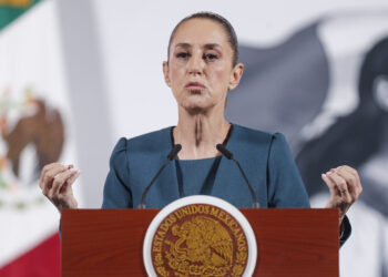 MEX7017. CIUDAD DE MÉXICO (MÉXICO), 20/03/2025.- La presidenta de México, Claudia Sheinbaum, participa este jueves en una rueda de prensa matutina en Palacio Nacional de la Ciudad de México (México). Sheinbaum aseguró que la distribución fronteriza del agua pactada hace décadas entre México y Estados Unidos está afectada por la falta del líquido, pero prometió atender el problema tras el reclamo del Gobierno de Texas. EFE/Isaac Esquivel