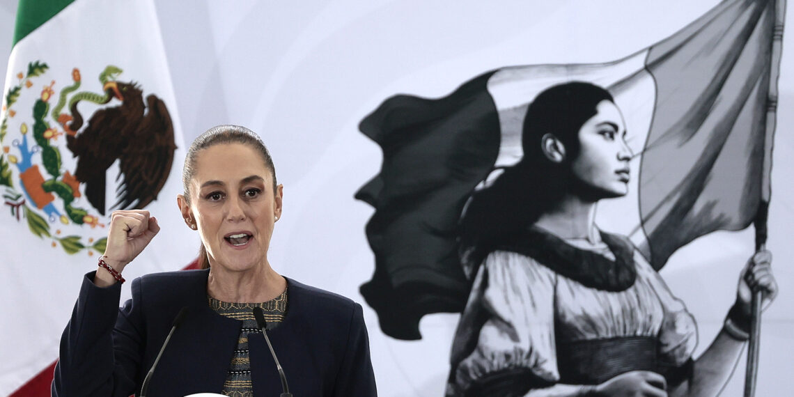 MEX6806. CIUDAD DE MÉXICO (MÉXICO), 18/03/2025.- La presidenta de México, Claudia Sheinbaum, habla durante la celebración del 87 Aniversario de la Expropiación Petrolera este martes, en Ciudad de México (México). Sheinbaum publicó "todas las leyes" que recuperan "la esencia" de la expropiación petrolera, cuyo 87 aniversario se conmemora , y dan "preponderancia" a las empresas del Estado, Petróleos Mexicanos (Pemex) y la Comisión Federal de Electricidad (CFE). EFE/José Méndez