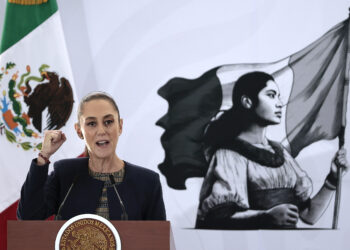 MEX6806. CIUDAD DE MÉXICO (MÉXICO), 18/03/2025.- La presidenta de México, Claudia Sheinbaum, habla durante la celebración del 87 Aniversario de la Expropiación Petrolera este martes, en Ciudad de México (México). Sheinbaum publicó "todas las leyes" que recuperan "la esencia" de la expropiación petrolera, cuyo 87 aniversario se conmemora , y dan "preponderancia" a las empresas del Estado, Petróleos Mexicanos (Pemex) y la Comisión Federal de Electricidad (CFE). EFE/José Méndez