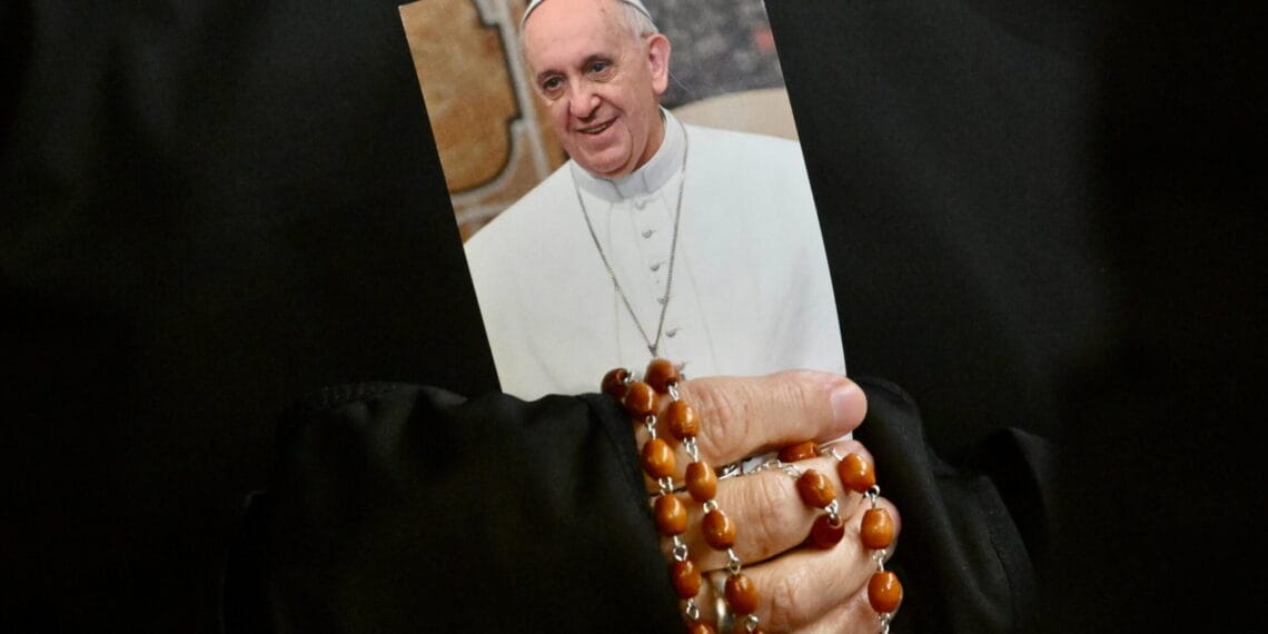 VAT101. CIUDAD DEL VATICANO (VATICANO), 03/03/2025.- Una monja sostiene una imagen del Papa Francisco y un rosario mientras los fieles asisten a una oración del Rosario por la salud del pontífice en la Plaza de San Pedro este lunes, en la Ciudad del Vaticano (Vaticano). El Papa Francisco fue ingresado en el hospital Agostino Gemelli de Roma el 14 de febrero de 2025 debido a una infección de las vías respiratorias. EFE/EPA/ALESSANDRO DI MEO
