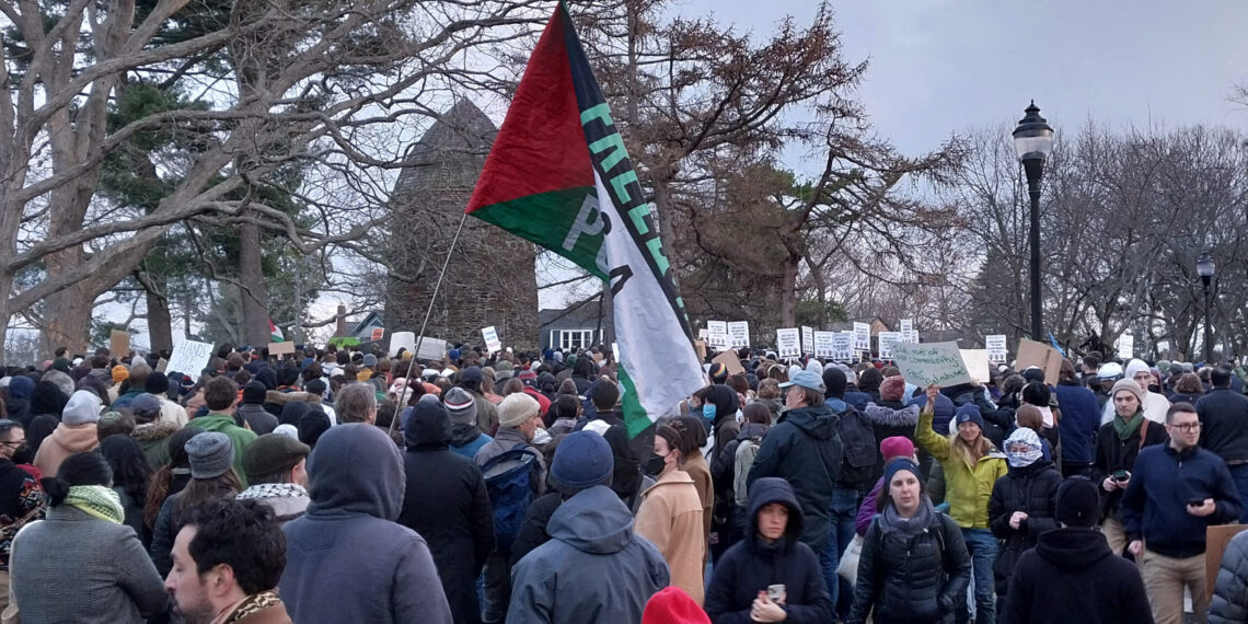 AME3066. MASSACHUSETT (ESTADOS UNIDOS), 26/03/2025.- Fotografía de una manifestación este miércoles, en la Universidad de Tufts, en Massachusett (Estados Unidos). Las autoridades de inmigración de Estados Unidos detuvieron a otra estudiante musulmana que el año pasado publicó un artículo de opinión en el periódico de su universidad en el que pedía al centro educativo que dejara de financiar empresas con vínculos a Israel. EFE/ Iñaki Estívaliz