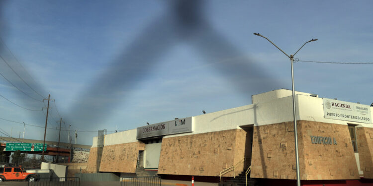 MEX7691. CIUDAD JUÁREZ, (M,ÉXICO), 27/03/2025.- Fotografía de una estación migratoria del Instituto Nacional de Migración (INM) este miércoles, en Ciudad Juárez, (México). La impunidad y la crisis humanitaria prevalecen al cumplirse este jueves 2 años del incendio que mató a 40 migrantes en una estación del Gobierno mexicano en Ciudad Juárez, en la frontera con Estados Unidos, donde el temor se agudiza ante el endurecimiento de las políticas migratorias. EFE/ Luis Torres.
