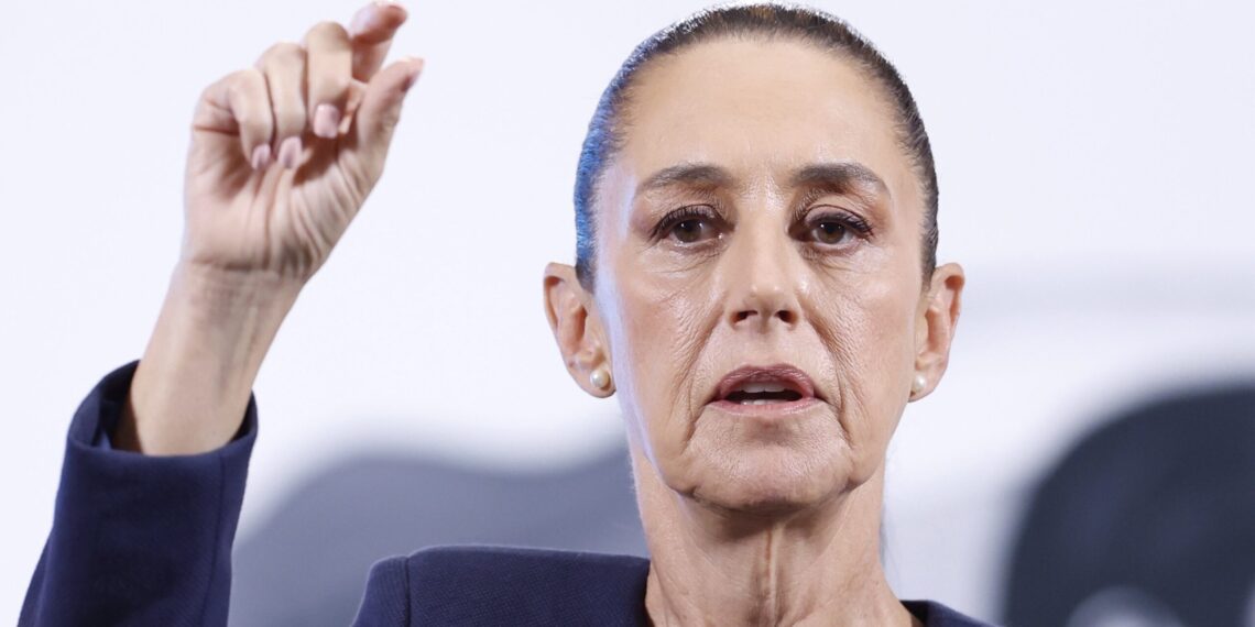 MEX6744. CIUDAD DE MÉXICO (MÉXICO), 18/03/2025.- La presidenta de México, Claudia Sheinbaum habla este martes durante su conferencia matutina en Palacio Nacional de la Ciudad de México (México). Sheinbaum cuestionó el pronóstico de la Organización para la Cooperación y el Desarrollo Económicos (OCDE) de una recesión en México en 2025 por los aranceles del mandatario de Estados Unidos, Donald Trump. EFE/Sáshenka Gutiérrez