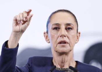 MEX6744. CIUDAD DE MÉXICO (MÉXICO), 18/03/2025.- La presidenta de México, Claudia Sheinbaum habla este martes durante su conferencia matutina en Palacio Nacional de la Ciudad de México (México). Sheinbaum cuestionó el pronóstico de la Organización para la Cooperación y el Desarrollo Económicos (OCDE) de una recesión en México en 2025 por los aranceles del mandatario de Estados Unidos, Donald Trump. EFE/Sáshenka Gutiérrez