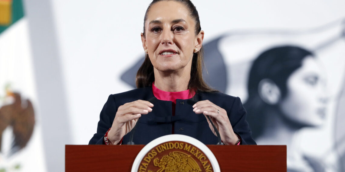 MEX8264. CIUDAD DE MÉXICO (MÉXICO), 31/03/2025.- La presidenta de México, Claudia Sheinbaum, participa este lunes en una rueda de prensa matutina en Palacio nacional de la Ciudad de México (México). EFE/ Mario Guzmán
