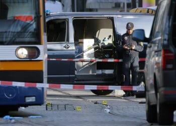 Un agente de policía asegura la escena del crimen después de que un vehículo atropellara a peatones en Mannheim (Alemania), el 03 de marzo de 2025.