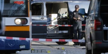 Un agente de policía asegura la escena del crimen después de que un vehículo atropellara a peatones en Mannheim (Alemania), el 03 de marzo de 2025.