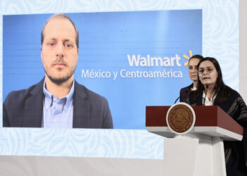 MEX7706. CIUDAD DE MÉXICO (MÉXICO), 27/03/2025.- El director general de Walmart México y Centroamérica, Ignacio Caride, participa vía remota en la conferencia de prensa de la presidenta de México, Claudia Sheinbaum, este jueves, en Palacio Nacional de la Ciudad de México (México). La cadena estadounidense de supermercados Walmart anunció una inversión de 6.000 millones de dólares este 2025 en México, donde abrirá nuevos centros de distribución de nueva generación, incrementará el número de tiendas y elevará el contenido nacional de sus productos. EFE/ José Méndez