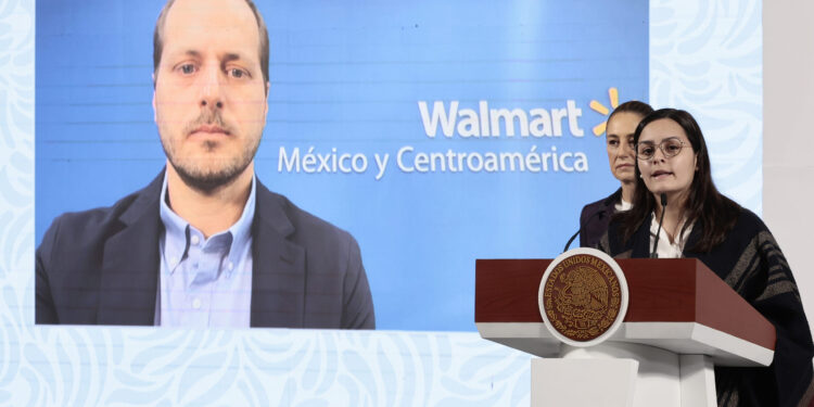 MEX7706. CIUDAD DE MÉXICO (MÉXICO), 27/03/2025.- El director general de Walmart México y Centroamérica, Ignacio Caride, participa vía remota en la conferencia de prensa de la presidenta de México, Claudia Sheinbaum, este jueves, en Palacio Nacional de la Ciudad de México (México). La cadena estadounidense de supermercados Walmart anunció una inversión de 6.000 millones de dólares este 2025 en México, donde abrirá nuevos centros de distribución de nueva generación, incrementará el número de tiendas y elevará el contenido nacional de sus productos. EFE/ José Méndez