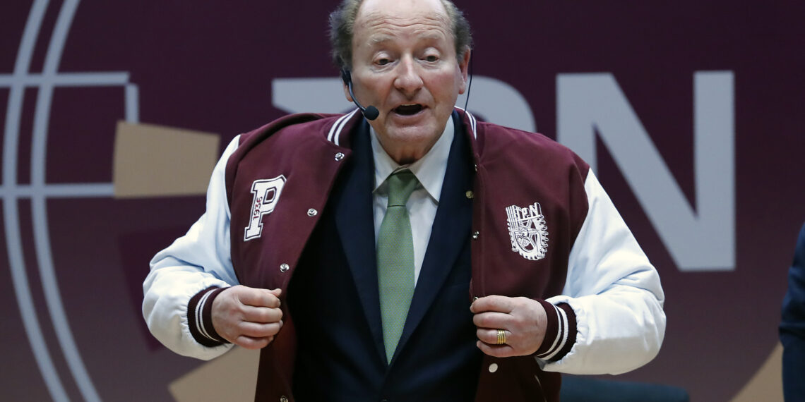 MEX7555. CIUDAD DE MÉXICO (MÉXICO), 25/03/2025.- El Nobel estadounidense de Economía (1997), Robert C. Merton, posa durante una conferencia magisterial este martes, en Ciudad de México (México). Merton llamó a rediseñar el sistema pensionario mexicano con una visión integrada y sostenible. EFE/ Mario Guzmán