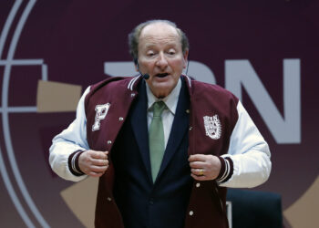 MEX7555. CIUDAD DE MÉXICO (MÉXICO), 25/03/2025.- El Nobel estadounidense de Economía (1997), Robert C. Merton, posa durante una conferencia magisterial este martes, en Ciudad de México (México). Merton llamó a rediseñar el sistema pensionario mexicano con una visión integrada y sostenible. EFE/ Mario Guzmán