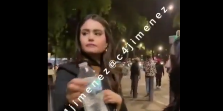 Un incidente ocurrido la noche del sábado en las cercanías del Auditorio Nacional se hizo viral, después de que una joven intentara evadir el reclamo