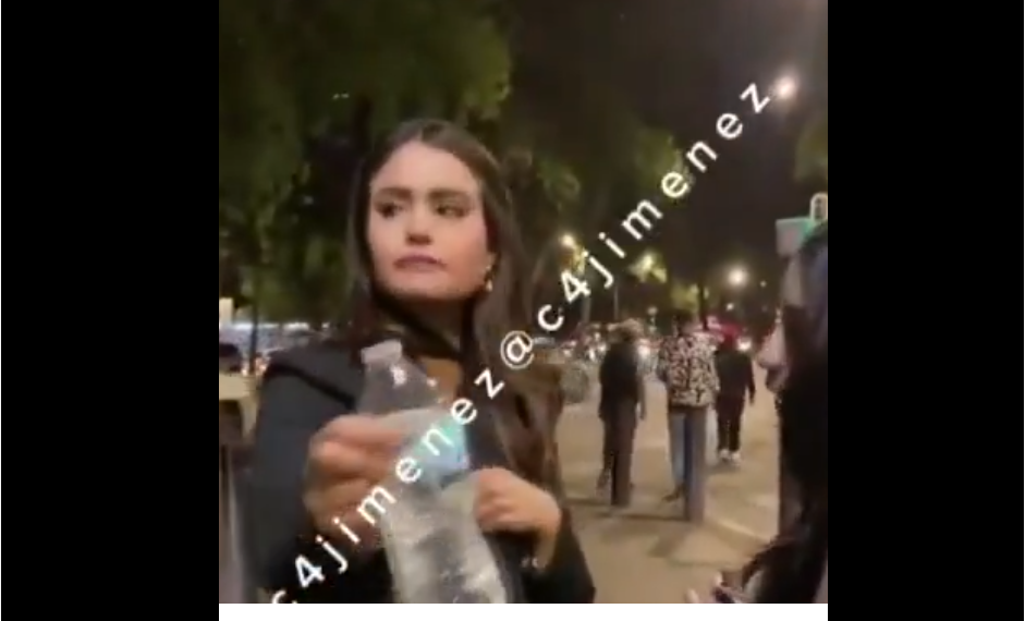 Un incidente ocurrido la noche del sábado en las cercanías del Auditorio Nacional se hizo viral, después de que una joven intentara evadir el reclamo