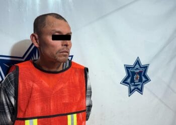 Detienen a hombre por retener y amenazar a su expareja