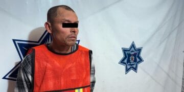 Detienen a hombre por retener y amenazar a su expareja