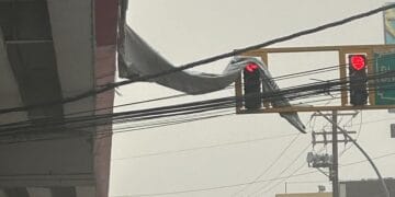 Este jueves 6 de marzo, los fuertes vientos que se registraron en la ciudad causaron diversas afectaciones