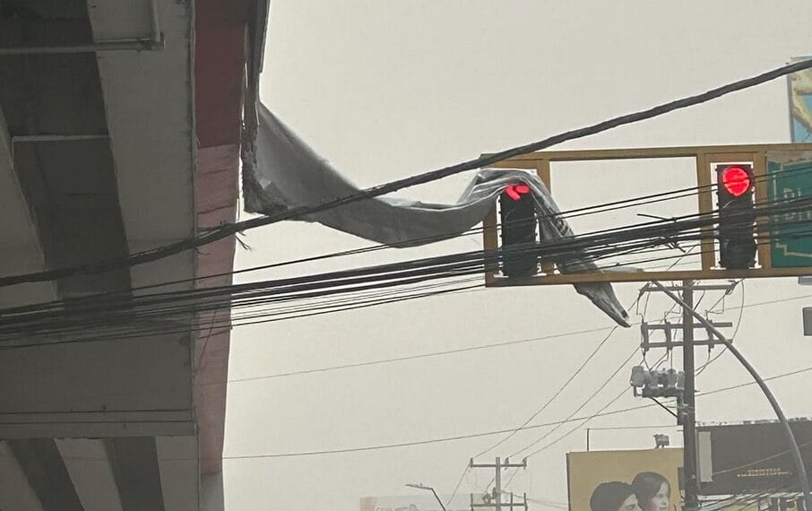 Este jueves 6 de marzo, los fuertes vientos que se registraron en la ciudad causaron diversas afectaciones