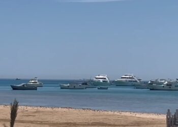 Un submarino recreativo que realizaba un recorrido turístico en el Mar Rojo cerca de Hurghada, Egipto, se hundió el jueves
