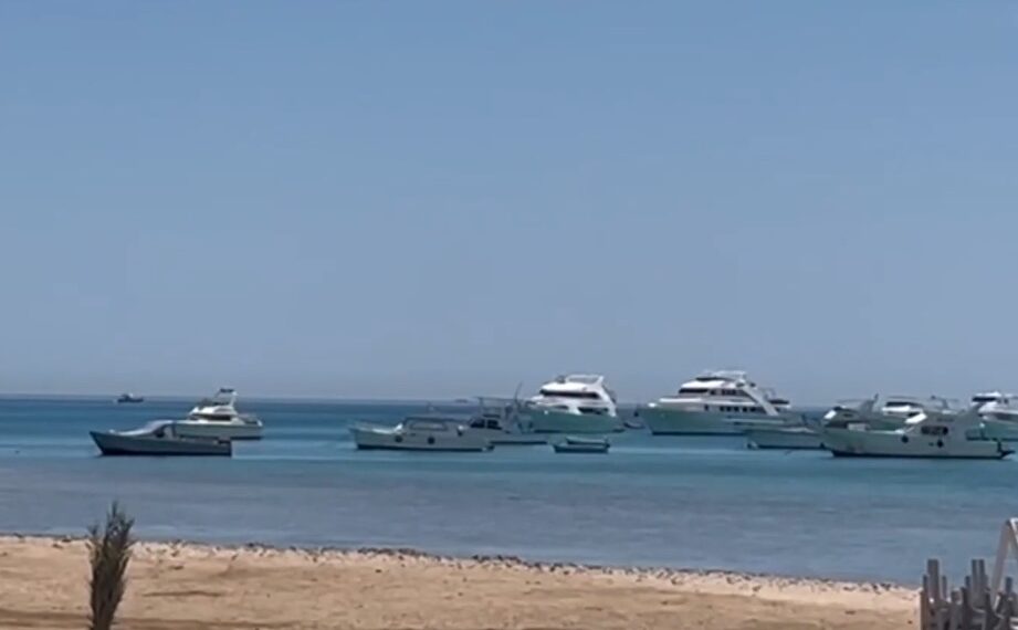 Un submarino recreativo que realizaba un recorrido turístico en el Mar Rojo cerca de Hurghada, Egipto, se hundió el jueves