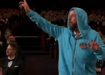 Adam Sandler rompe el protocolo y asiste con shorts y sudadera a los Premios Oscar 2025