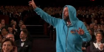 Adam Sandler rompe el protocolo y asiste con shorts y sudadera a los Premios Oscar 2025