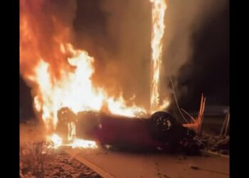 Muere una persona tras volcadura e incendio de auto en El Paso