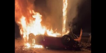 Muere una persona tras volcadura e incendio de auto en El Paso