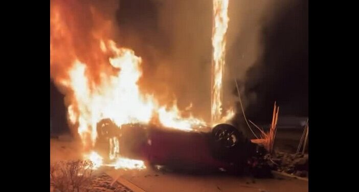 Muere una persona tras volcadura e incendio de auto en El Paso