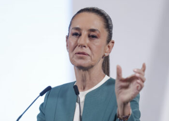 MEX6694. CIUDAD DE MÉXICO (MÉXICO), 17/03/2025.- La presidenta de México, Claudia Sheinbaum, habla en una rueda de prensa este lunes, en Palacio Nacional en Ciudad de México (México). El Gobierno mexicano analiza reducir los centros que instaló para recibir a migrantes deportados desde Estados Unidos tras recibir solo a 24.413 en las primeras ocho semanas de la nueva Administración de Donald Trump, según informó Sheinbaum. EFE/ Isaac Esquivel