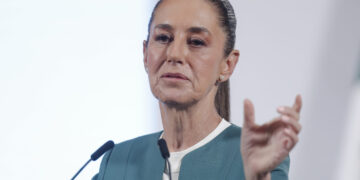 MEX6694. CIUDAD DE MÉXICO (MÉXICO), 17/03/2025.- La presidenta de México, Claudia Sheinbaum, habla en una rueda de prensa este lunes, en Palacio Nacional en Ciudad de México (México). El Gobierno mexicano analiza reducir los centros que instaló para recibir a migrantes deportados desde Estados Unidos tras recibir solo a 24.413 en las primeras ocho semanas de la nueva Administración de Donald Trump, según informó Sheinbaum. EFE/ Isaac Esquivel
