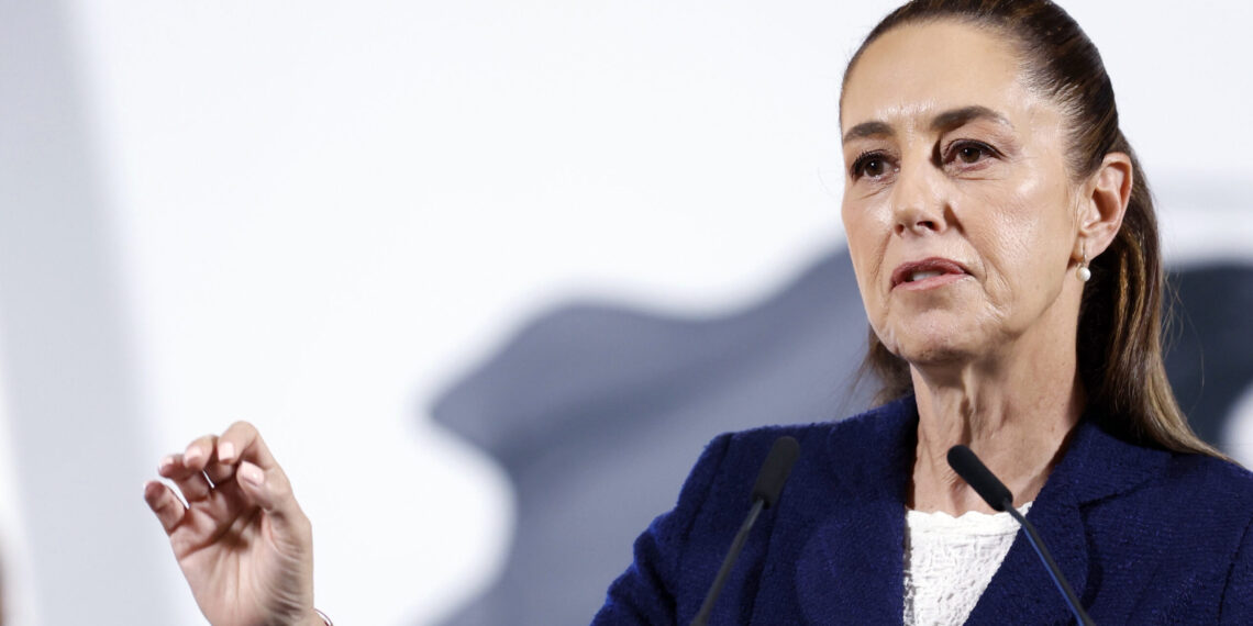 MEX6033. CIUDAD DE MÉXICO (MÉXICO), 10/03/2025.- La presidenta de México, Claudia Sheinbaum, habla durante su rueda de prensa matutina este lunes, en Palacio Nacional en Ciudad de México (México). Sheinbaum adelantó que enviará una carta al gobierno de Estados Unidos en respuesta a congresistas estadounidenses que pidieron al presidente, Donald Trump, exigir a la mandataria mexicana una resolución a favor de la minera Calica, filial de la estadounidense Vulcan Materials, por una disputa en el sureste del país. EFE/ Sáshenka Gutiérrez