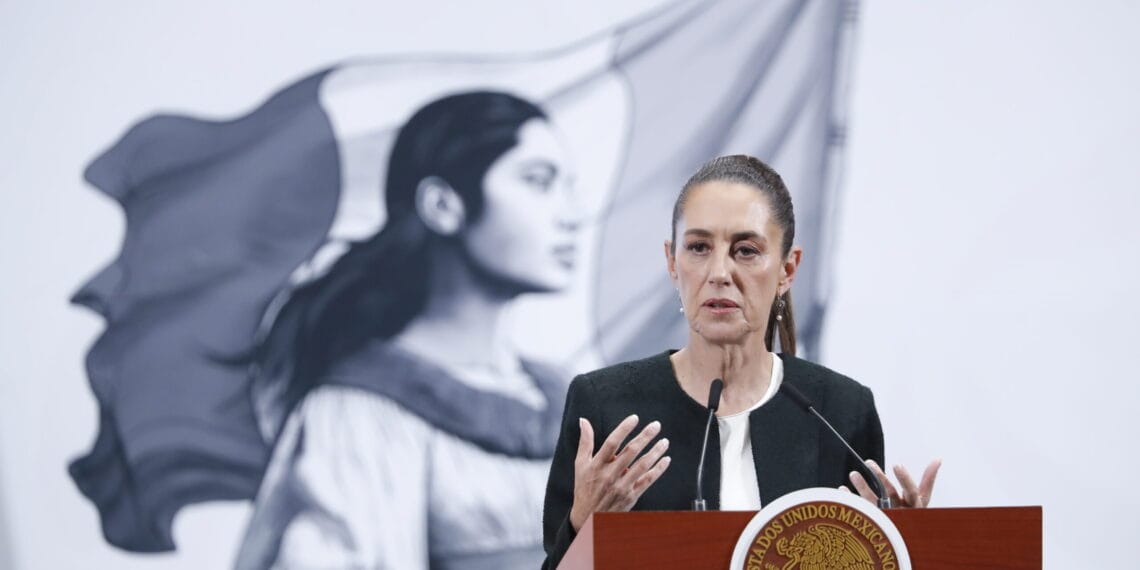 MEX5612. CIUDAD DE MÉXICO (MÉXICO), 06/03/2025.- La presidenta de México, Claudia Sheinbaum, habla durante una rueda de prensa este jueves, en Palacio Nacional de la Ciudad de México (México). Sheinbaum señaló que tras el acuerdo conseguido con su homólogo estadounidense Donald Trump, de aplazar un mes los aranceles del 25 % a productos mexicanos, no será necesaria ya una respuesta a dicha medida. EFE/Mario Guzmán