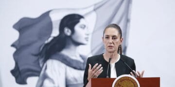MEX5612. CIUDAD DE MÉXICO (MÉXICO), 06/03/2025.- La presidenta de México, Claudia Sheinbaum, habla durante una rueda de prensa este jueves, en Palacio Nacional de la Ciudad de México (México). Sheinbaum señaló que tras el acuerdo conseguido con su homólogo estadounidense Donald Trump, de aplazar un mes los aranceles del 25 % a productos mexicanos, no será necesaria ya una respuesta a dicha medida. EFE/Mario Guzmán