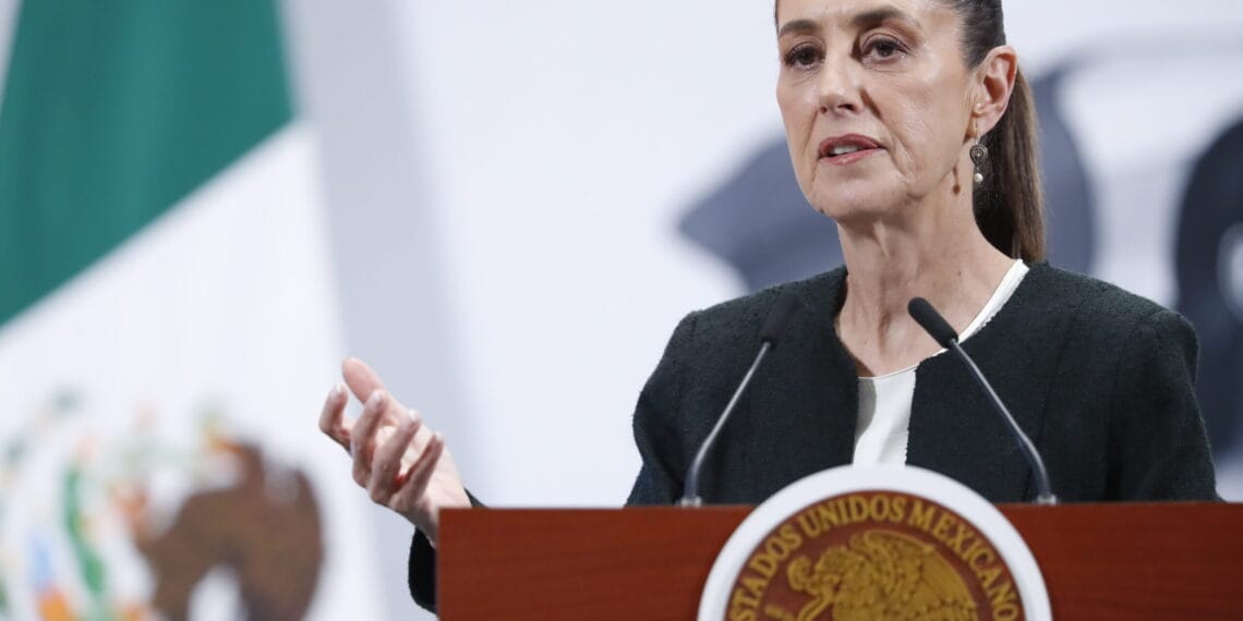 MEX5613. CIUDAD DE MÉXICO (MÉXICO), 06/03/2025.- La presidenta de México, Claudia Sheinbaum, habla durante una rueda de prensa este jueves, en Palacio Nacional en Ciudad de México (México). Sheinbaum, celebró el aplazamiento de un mes en los aranceles del 25 % anunciados por EE.UU., tras sostener una llamada "excelente y respetuosa" con el presidente estadounidense, Donald Trump, y destacar una colaboración con "resultados sin precedentes" entre ambos países. EFE/Mario Guzmán