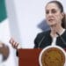 MEX5613. CIUDAD DE MÉXICO (MÉXICO), 06/03/2025.- La presidenta de México, Claudia Sheinbaum, habla durante una rueda de prensa este jueves, en Palacio Nacional en Ciudad de México (México). Sheinbaum, celebró el aplazamiento de un mes en los aranceles del 25 % anunciados por EE.UU., tras sostener una llamada "excelente y respetuosa" con el presidente estadounidense, Donald Trump, y destacar una colaboración con "resultados sin precedentes" entre ambos países. EFE/Mario Guzmán