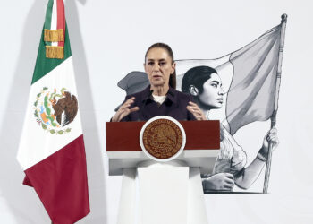 MEX7705. CIUDAD DE MÉXICO (MÉXICO), 27/03/2025 .- La presidenta de México, Claudia Sheinbaum, habla durante una rueda de prensa este jueves, en Palacio Nacional, en Ciudad de México (México). Sheinbaum negó que existan crímenes de lesa humanidad, como denuncian activistas y opositores, por el presunto rancho de adiestramiento del Cartel Jalisco Nueva Generación (CJNG) en Teuchitlán, en el occidental estado de Jalisco. EFE/ José Méndez