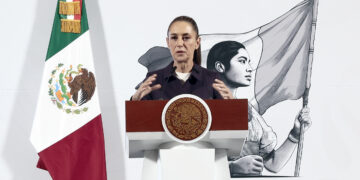 MEX7705. CIUDAD DE MÉXICO (MÉXICO), 27/03/2025 .- La presidenta de México, Claudia Sheinbaum, habla durante una rueda de prensa este jueves, en Palacio Nacional, en Ciudad de México (México). Sheinbaum negó que existan crímenes de lesa humanidad, como denuncian activistas y opositores, por el presunto rancho de adiestramiento del Cartel Jalisco Nueva Generación (CJNG) en Teuchitlán, en el occidental estado de Jalisco. EFE/ José Méndez