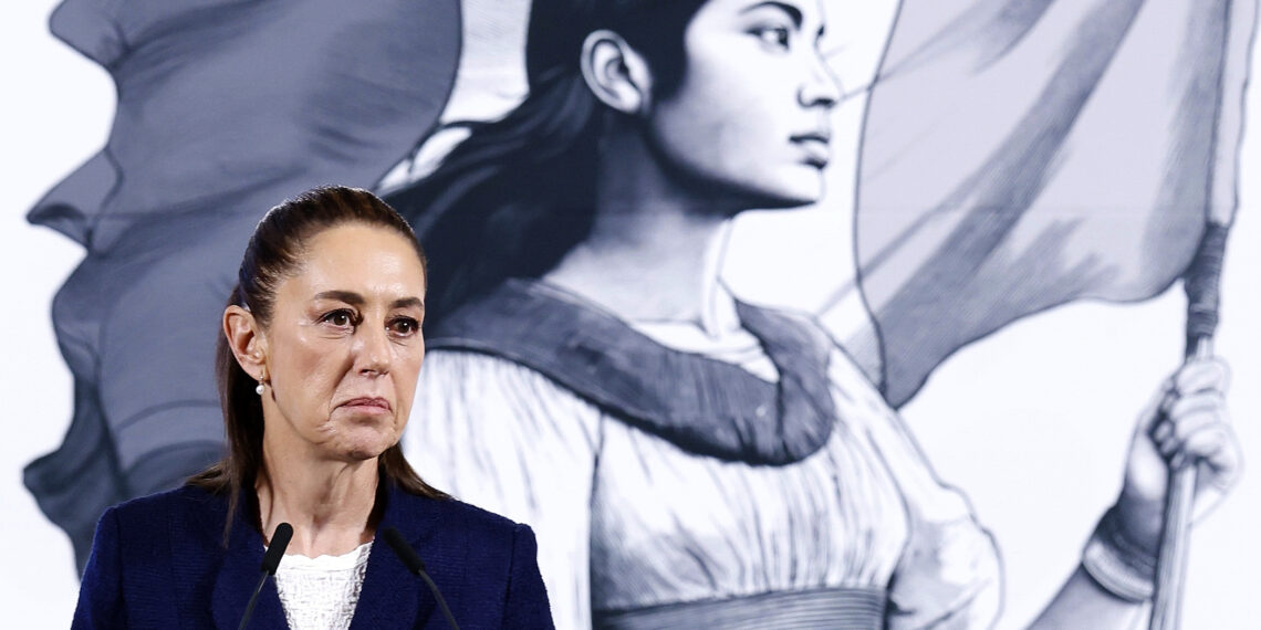 MEX6027. CIUDAD DE MÉXICO (MÉXICO), 10/03/2025.- La presidenta de México, Claudia Sheinbaum, habla durante su conferencia de prensa diaria este lunes, en el Palacio Nacional de la Ciudad de México (México). Sheinbaum calificó de terrible el hallazgo de tres crematorios clandestinos en un predio en el municipio de Teuchitlán, estado de Jalisco, oeste de México y señaló que el hecho será investigado por la fiscalía estatal y, de ser necesario, la Fiscalía General de la República (FGR) atraerá el caso. EFE/ Sáshenka Gutiérrez