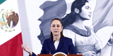 MEX6022. CIUDAD DE MÉXICO (MÉXICO), 10/03/2025.- La presidenta de México, Claudia Sheinbaum, habla este lunes durante su conferencia mañanera en Palacio Nacional de la Ciudad de México (México). Sheinbaum se comprometió a estar siempre del lado de las víctimas, pese a los reclamos de familiares de víctimas de feminicidio y desaparición que en la marcha del 8M cuestionaron a la mandataria que en su gobierno "no llegaron todas". EFE/ Sashenka Gutierrez