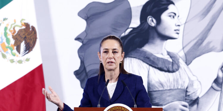 MEX6022. CIUDAD DE MÉXICO (MÉXICO), 10/03/2025.- La presidenta de México, Claudia Sheinbaum, habla este lunes durante su conferencia mañanera en Palacio Nacional de la Ciudad de México (México). Sheinbaum se comprometió a estar siempre del lado de las víctimas, pese a los reclamos de familiares de víctimas de feminicidio y desaparición que en la marcha del 8M cuestionaron a la mandataria que en su gobierno "no llegaron todas". EFE/ Sashenka Gutierrez