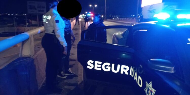 Agente vial rescata a jovencita en situación de crisis en puente