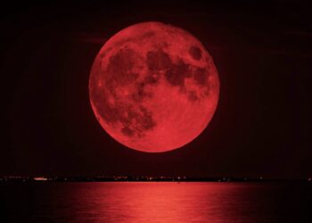 El próximo 14 de marzo de 2025, el cielo nos regalará un espectáculo impresionante: un eclipse lunar total,