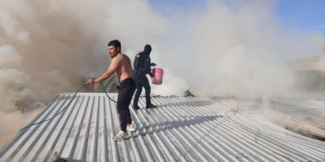 Policías municipales y vecinos controlan incendio en vivienda antes de la llegada de bomberos