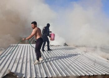 Policías municipales y vecinos controlan incendio en vivienda antes de la llegada de bomberos