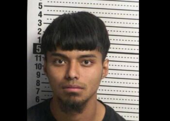 Detienen a dos jóvenes por tiroteo en Nuevo México; dejó tres muertos y 15 heridos