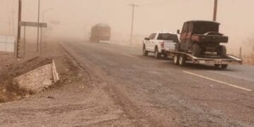 "Fuertes vientos y tolvaneras reducen visibilidad en Ciudad Juárez; autoridades emiten recomendaciones de seguridad."
